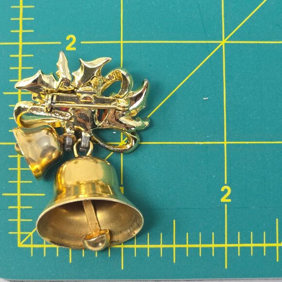 Vintage Gerry’s Christmas Jingle Bells Brooch Holly Leaves Red Berry Pin - Picture 6 of 7